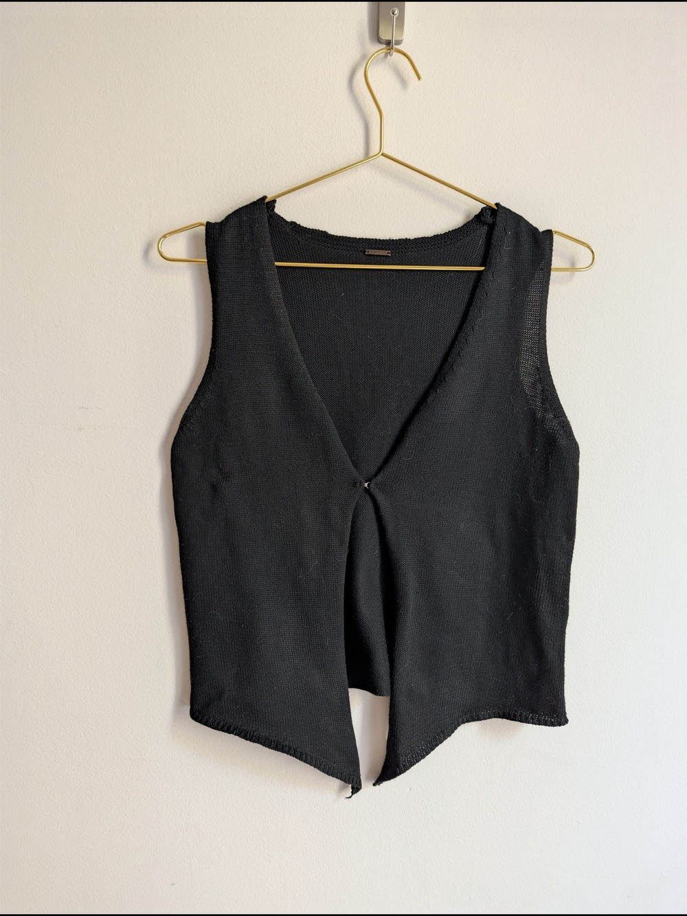 Tahari Black Sleeveless V-Neck Knit Vest